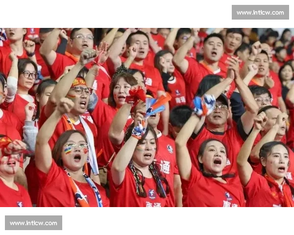 苏超球迷赛后 “最帅捡垃圾” 人走场净成文明标杆